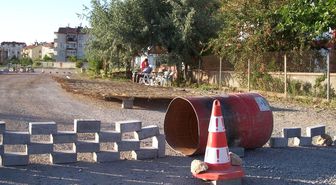 Tarhana Kurutmak İçin Yolu Trafiğe Kapattı