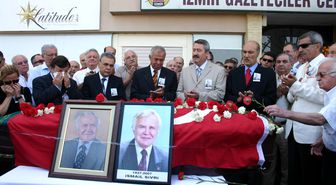 İzmir Gazeteciler Cemiyeti Onursal Başkanı İsmail Sivri İçin Cemiyet Binası Önünde Cenaze Töreni Düzenlendi.