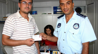 Edremit'te Pazar Esnafının Yaka Kartları Yenileniyor