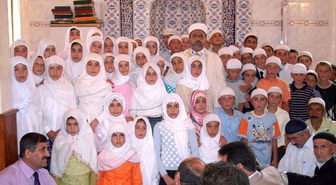 Erzurum'da Belediye Başkanlarından Kur'an-ı Kerim Okumayı Öğrenen Çocuklara Hediye
