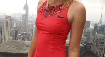 Sharapova'ya Swarovski Taşlı Kırmızı Elbise