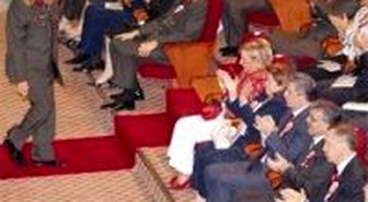 Askeri Törende Gül'e İnce Tavır