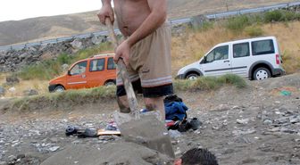 Van Gölü Sahilleri Şifa Arayanların Akınına Uğruyor