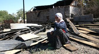 Yangında Evleri Kullanılmaz Hale Gelen Aile Sokakta Yaşam Mücadelesi Veriyor