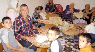 Eşinin Yerine Bayanların Arasında Yufka Açtı