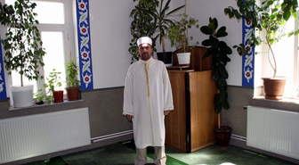 Çevreci İmam Camiyi Çiçek Bahçesine Çevirdi