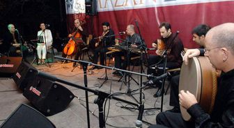 'İstanbul Sazendeleri' Zeki Müren'i Sahnede Andı