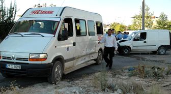 Öğrenci Servisi ile Kamyonet Çarpıştı: 3 Öğrenci Yaralı