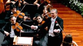 Rahmi Koç, Borusan İstanbul Filarmoni Orkestrası'nı Yönetti