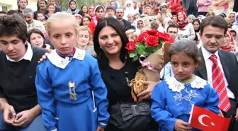 Sibel Can, Annesinin Anısına Onardığı Okulun Açılışında Duygulu Anlar Yaşadı