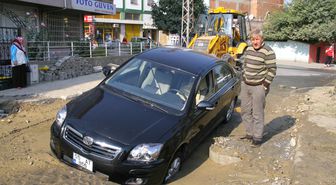 Patlayan Su Borusu Yolu Çökertti