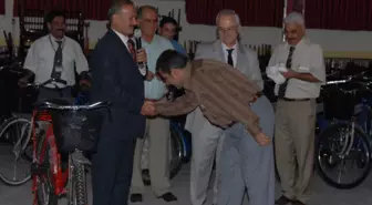 Belediye Başkanı İşçisine Kurayla Bisiklet Dağıttı