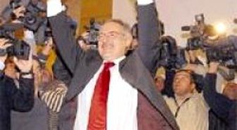 'Sev Kardeşim'le Baykal'ın Karşısında