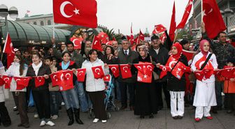 Hannover'de Binlerce Türk, Terörü Protesto Etti