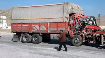 Afyonkarahisar'da Trafik Kazası: 1 Ölü, 19 Yaralı