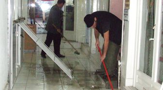 Büfeye Giren Hırsızlar Para Bulamayınca Karınlarını Doyurdu