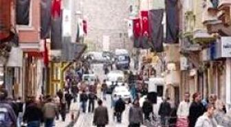 Bir Sokak, Yaralarını Kol Kola Girerek Sardı
