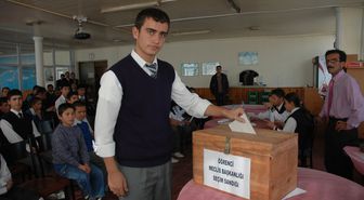 Erdemli'de Öğrenci Meclisi Başkanlığı'na Osman Emre Fidan Seçildi