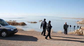 Polisin Göl Kıyısında Buz Mesaisi