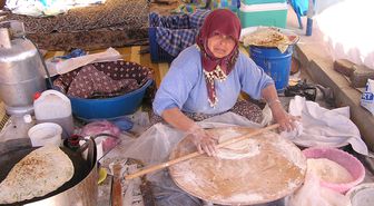 Emine Teyze Elinin Hamuru ile Evini Geçindiriyor