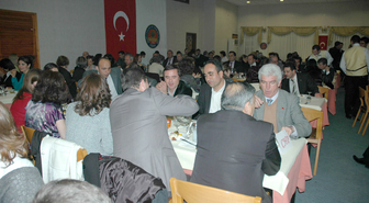 Kuşadası'nda Siyasi Rakiplere İlkokul Diplomalı Plaket Jesti