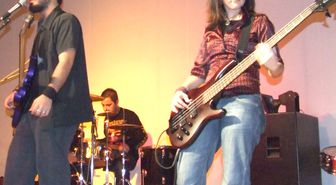 Ak-sek Vakfı'ndan Gençlere Rock Konseri