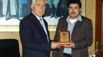 Kargıpınarlı Gençlerden Başkan Şahin'e Plaket