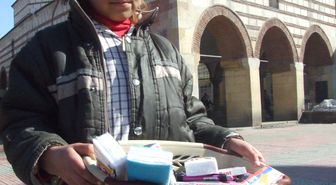 7 Yaşındaki Kız Çocuğu, Defter Parası İçin Mendil Satıyor