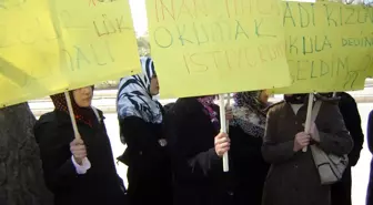 Türbanlı Öğrencilerden Üniversite Önünde Protesto