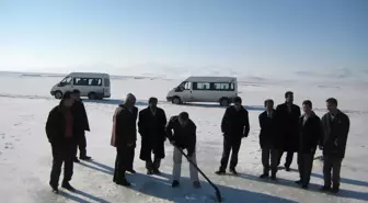 Araçlar Buz Tutan Hınıs Deresi Üzerinden Geçiyor