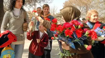 Yenimahale Belediyesi'nden Karanfilli Kutlama