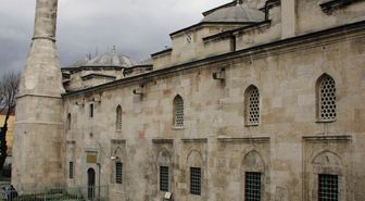 Mahmud Paşa Camii Mezarlığı Define Avcılarının Saldırısına Uğradı