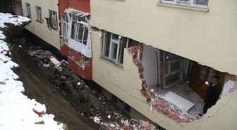 Yağmur Nedeniyle Yıkılan İstinat Duvarı 6 Eve Zarar Verdi