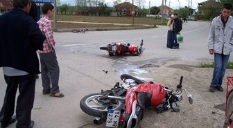 Akyazı'da İki Motorsiklet Çarpıştı, 3 Kişi Yaralandı