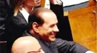 Berlusconi, En Güzel Vekilin Yanına Oturdu