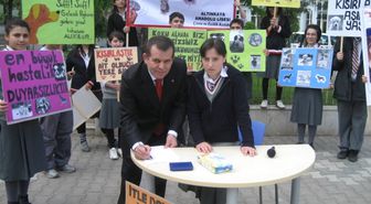 Öğrencilerden Sokak Köpekleri İçin İmza Kampanyası