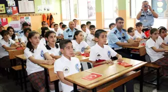 Diyarbakır Emniyet Müdürlüğü Öğrencilere 'Trafik Haftası' Tişörtleri Dağıttı