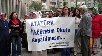 Okullarının Kapatılmamasını İsteyen Veliler, Valilik Önünde Eylem Yaptı