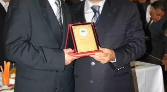 Belediyeden Emekli Olan Personele Plaket