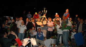 Aliağa Basketbol Takımının Zaferini Kutladı
