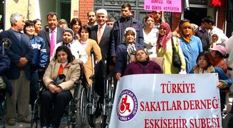 Odunpazarı Belediyesi'nden Engellilere Tekerlekli Sandalye ve Yazı Tahtası
