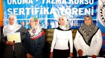 Diyarbakır'da Okuma Yazmayı Öğrenen 60 Kadına Sertifikaları Verildi