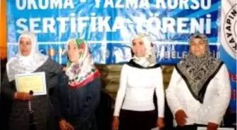 Diyarbakır'da Okuma Yazmayı Öğrenen 60 Kadına Sertifikaları Verildi