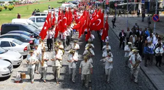 İzmir'de Gençler Atatürk İçin Yürüdü