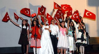 Minik Öğrencilerden Unutulmaz Yılsonu Gecesi