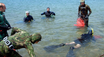 Burhaniye'de Öğretmlenlerden Deniz Temizliği