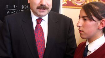 RTÜK Başkanı Zahid Akman, Kendisine Mektup Yazan Öğrenciyi Okulunda Ziyaret Etti