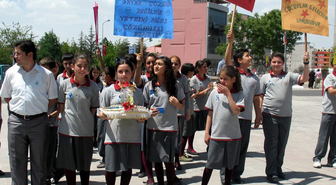 Öğrencilerden Şiddete Karşı Mavi Kurdele Kampanyası