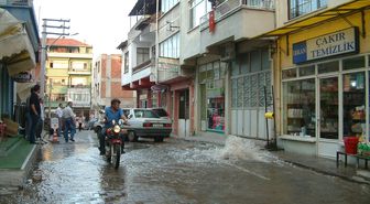 İsale Hattı Patlayınca Deprem Paniği Yaşandı