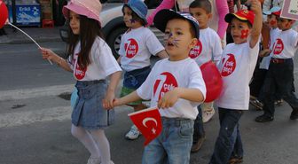 Minikler Yürüdü Anneleri Eşlik Etti